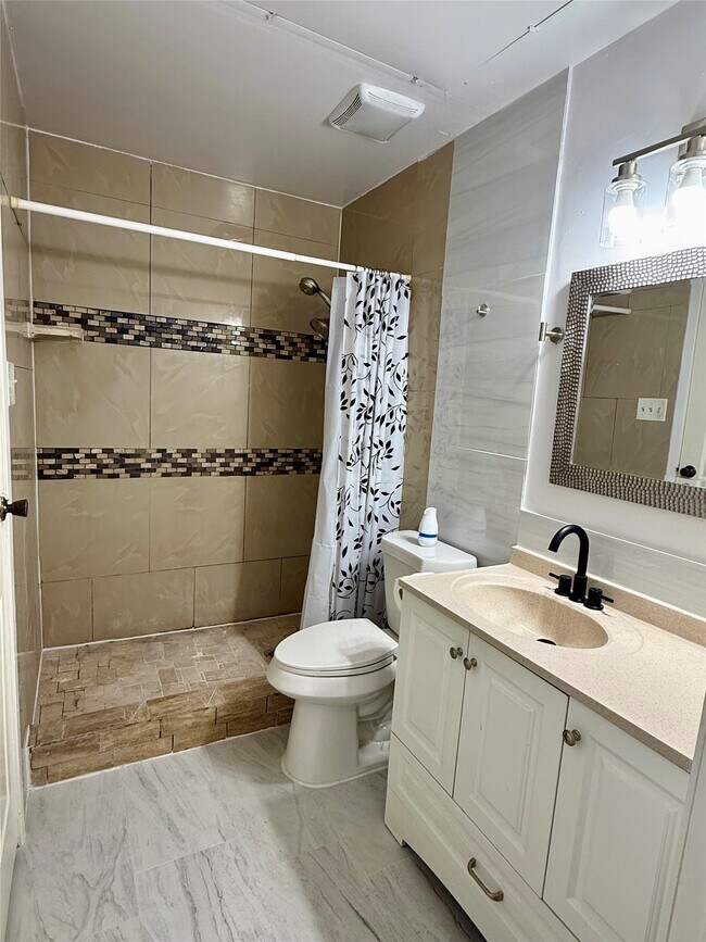 Building Photo - 10855 Meadowglen Ln