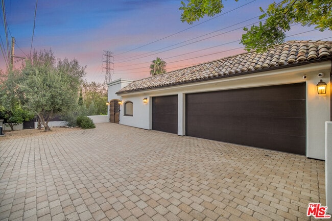 Building Photo - 7212 Mulholland Dr