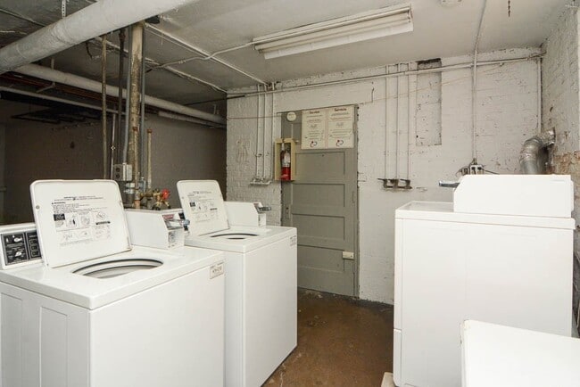 Building Photo - 2242 W Ainslie St