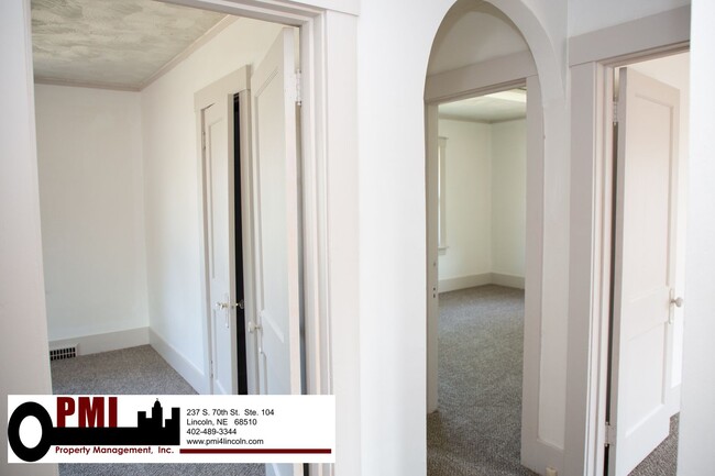 Building Photo - 4 Bedroom, 1.5 bathroom House For Rent; Av...