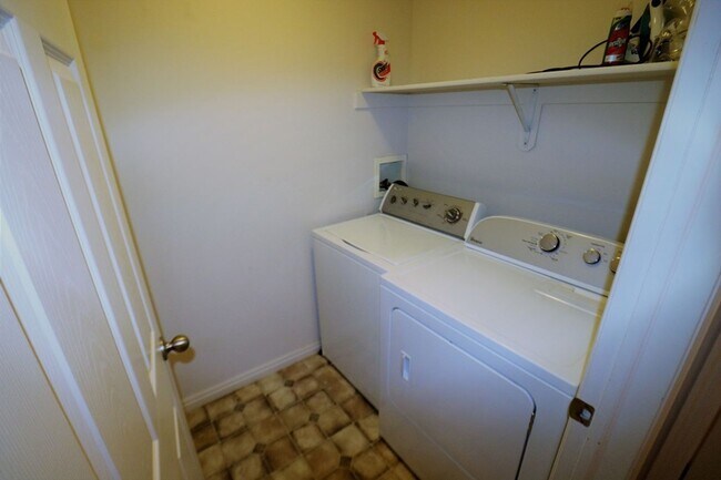 Building Photo - Fantastic 4bd Townhome in Provo!