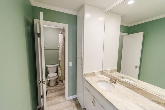 Building Photo - Come and enjoy your stay at this clean and...