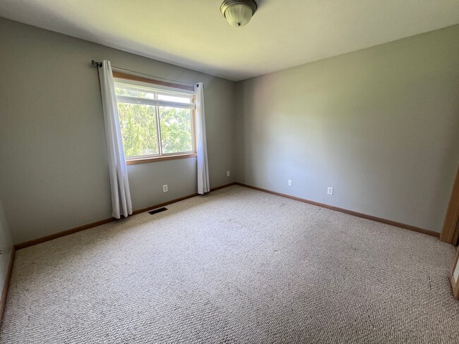 Building Photo - Spacious Duplex in Walker! Two Stall Garage!