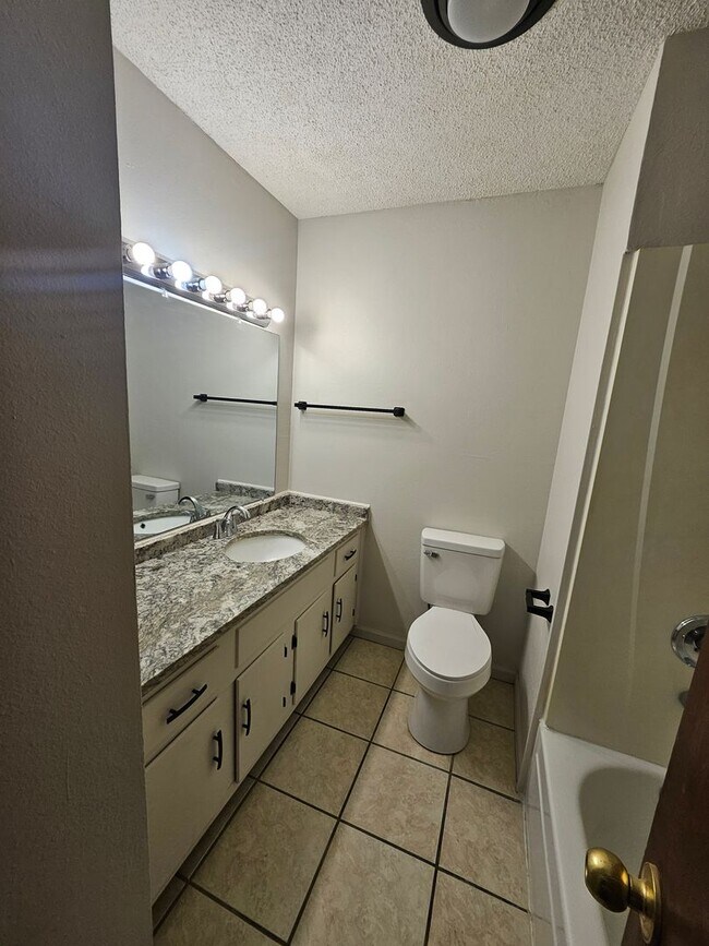 Building Photo - 3 bed, 1.5 bath in a great location! Fenced in yard!