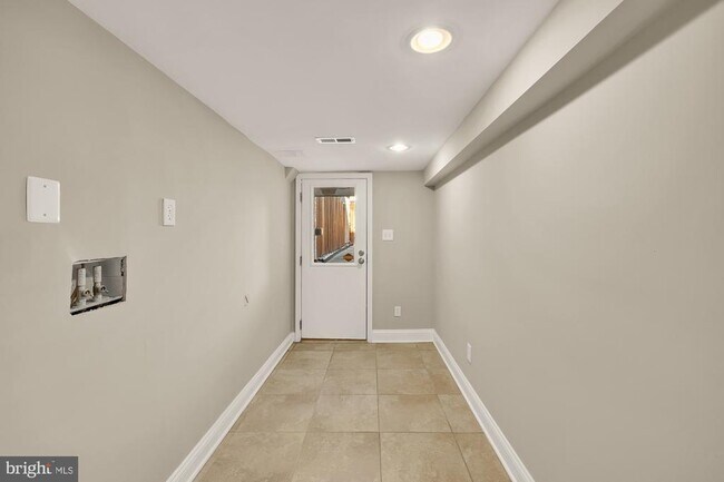 Building Photo - 912 I St NE