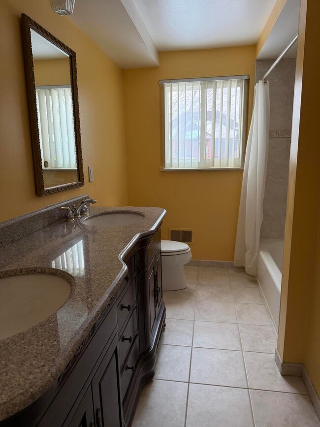 Building Photo - 3550 Kings Point Dr