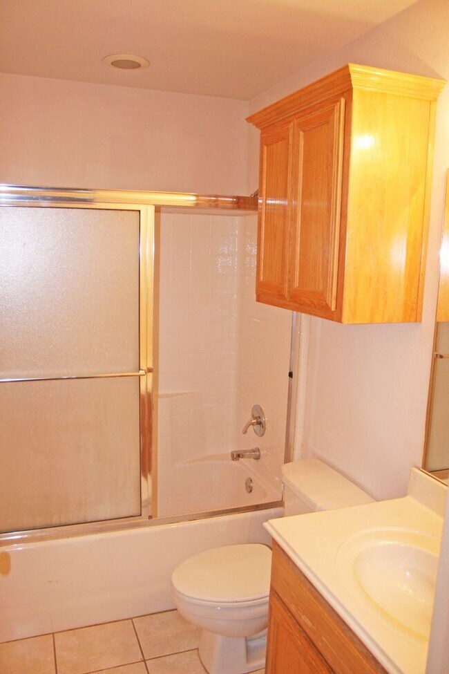 Building Photo - Great 3 Bdrm 2 Bath 1/2 Duplex in Denton Tx