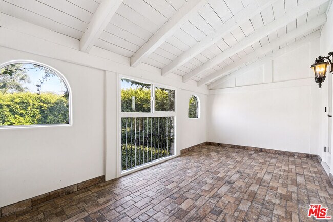 Building Photo - 956 S Longwood Ave