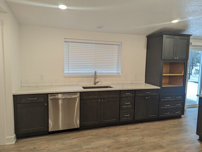 Building Photo - 16867 Whittier Dr