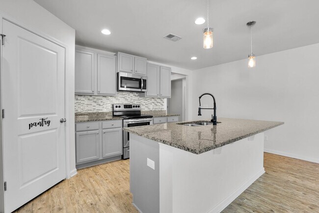 Building Photo - Bright & Spacious 4-Bedroom Home in Savannah’s Godley Park