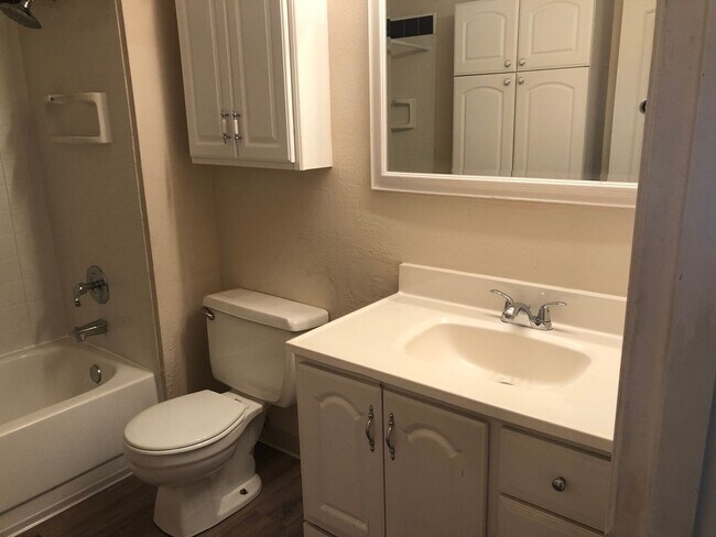 Building Photo - 3 bedroom 2 bathroom house in Thurston hills!
