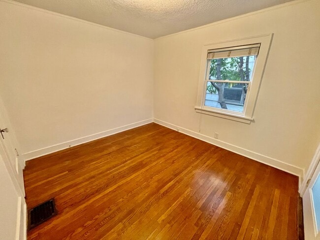 Building Photo - Upgraded 3bd/2bath Laurelhurst Home w/ Pri...