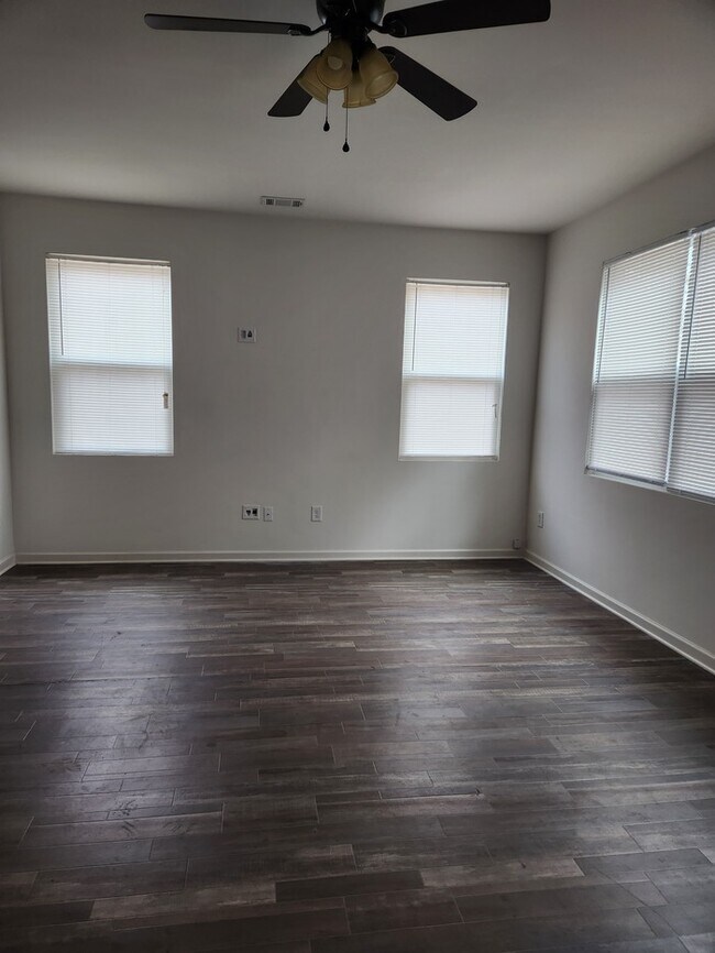 Building Photo - Home Sweet Home!