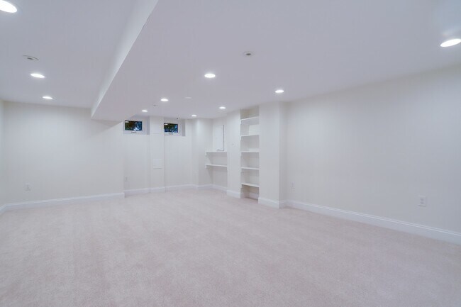Building Photo - 1512 Swann St NW