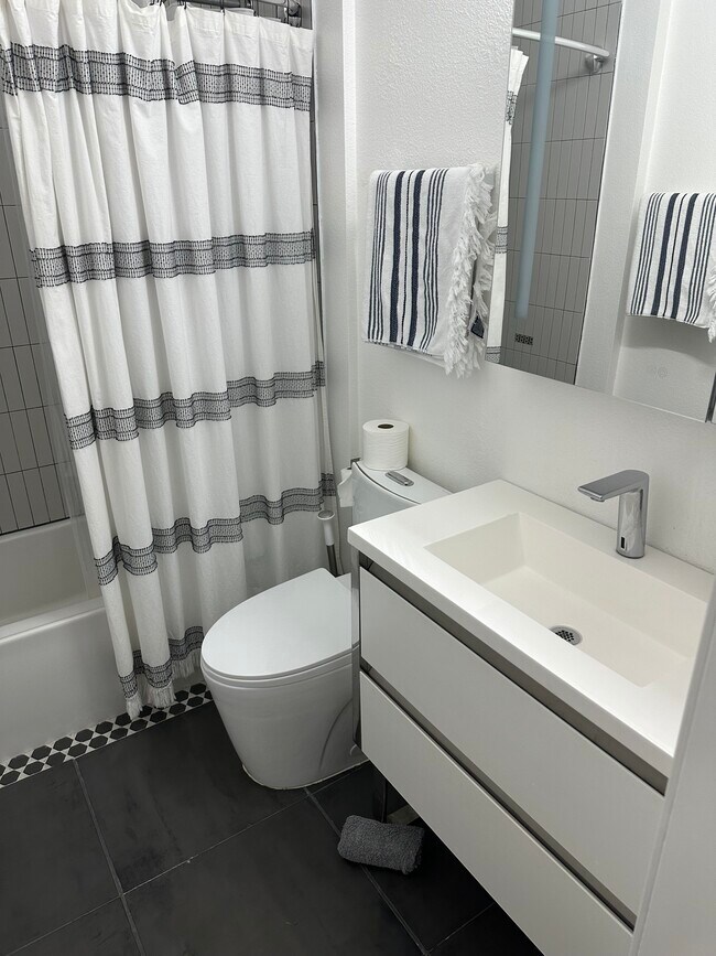 Building Photo - 955 W Hawthorn St