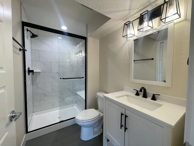 Building Photo - Perfect Location and Perfect Condition!