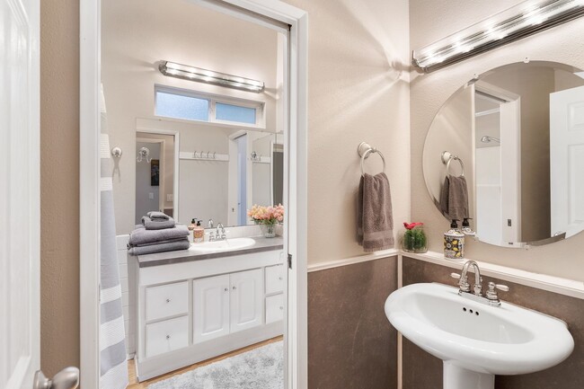 Building Photo - FURNISHED! Exquisite 3-Bedroom Furnished H...