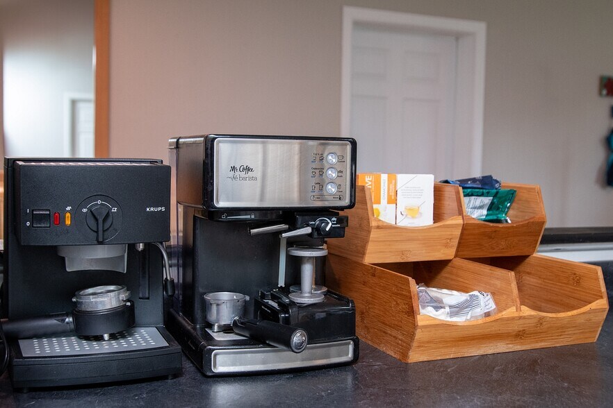 Building Photo - 2233 La Valle Dr