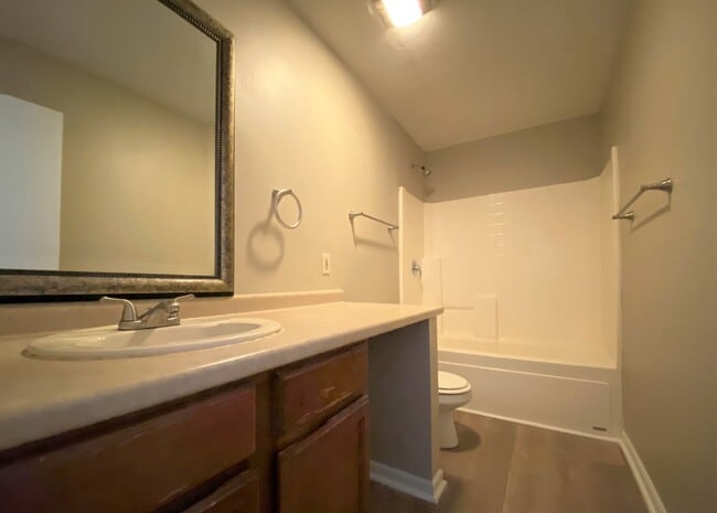 Building Photo - Townhouse style 4bed, 2bath duplex in Cul-...