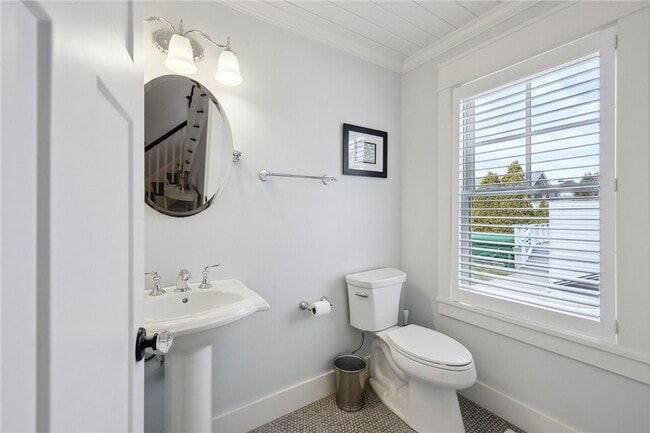 Building Photo - 67 Caswell St