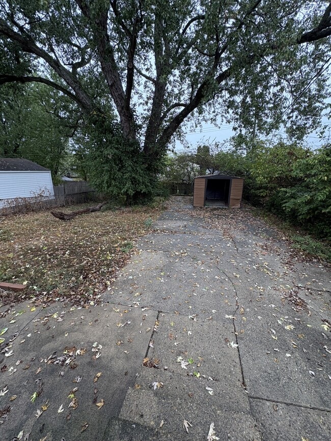 Building Photo - 2504 Vendome Dr S