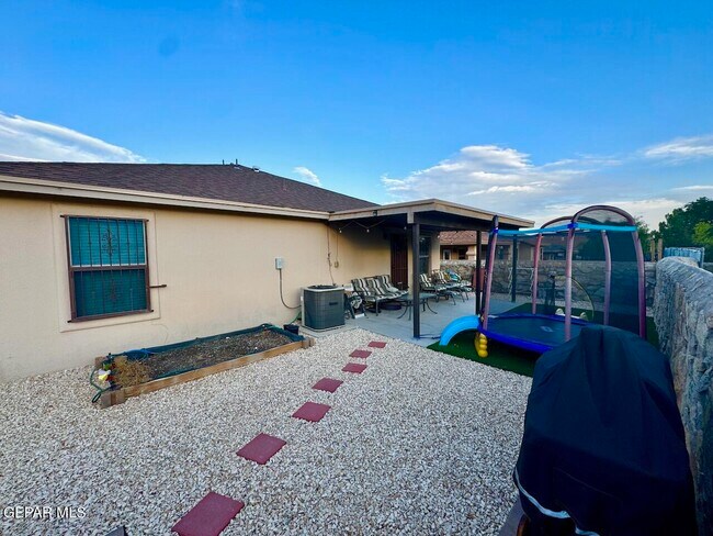 Building Photo - 10041 Paloma Dr