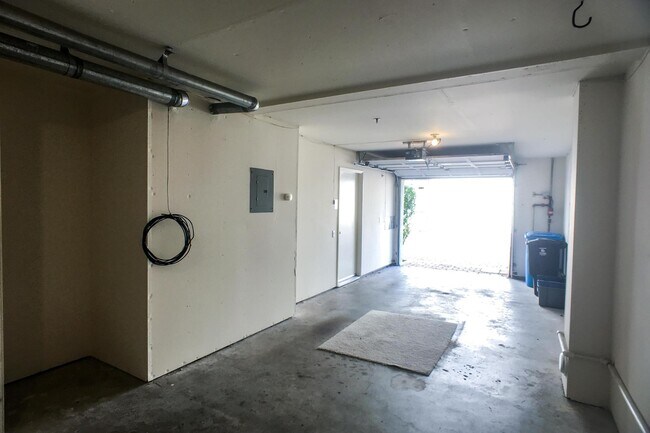 Building Photo - 204 Town Green Ln