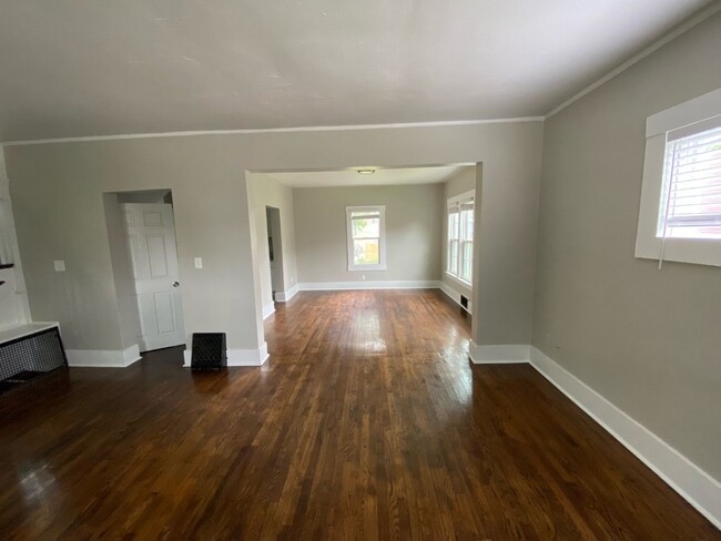 Building Photo - Fully Remodeled 2 Bed 1 Bath!!