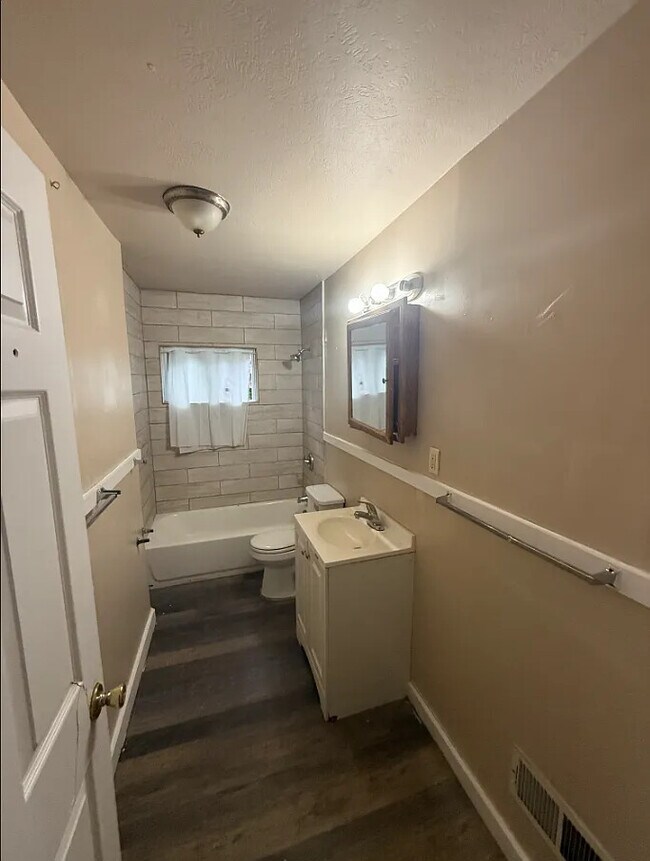 Building Photo - 536 E 123rd St