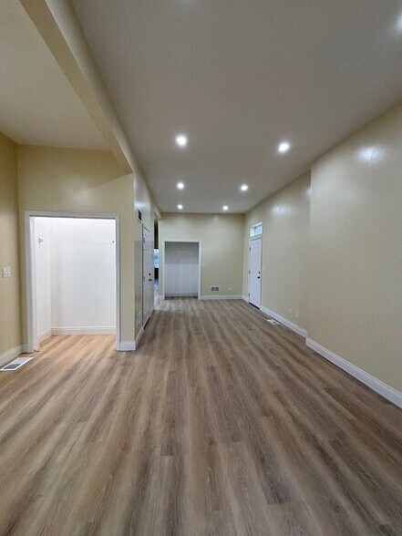 Building Photo - 645 N Avers Ave