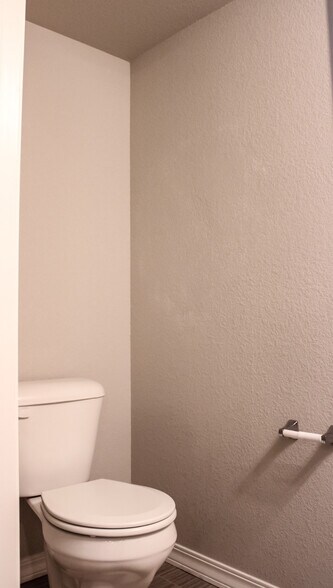 HALF BATH ANGLE2 - 4159 Samaritan Loop