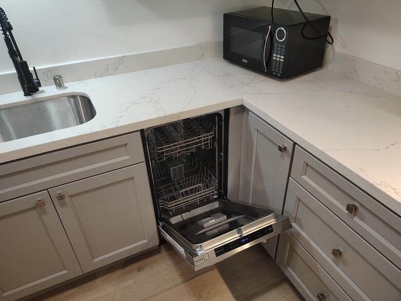 Stainless steel dishwasher - 2232 Channing Way