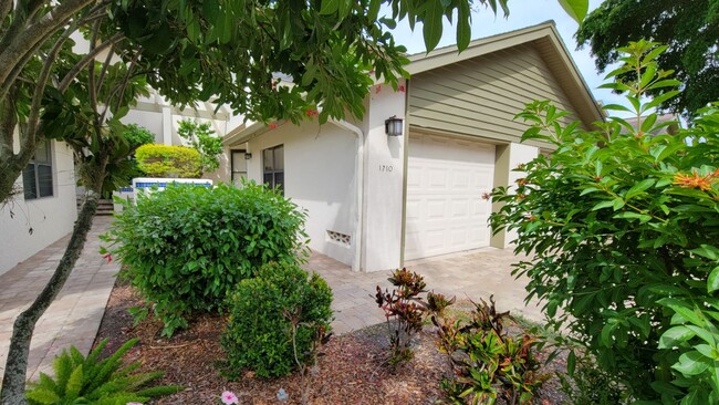 Building Photo - Desirable 2 bed/ 2 bath/1 car Condo in The...