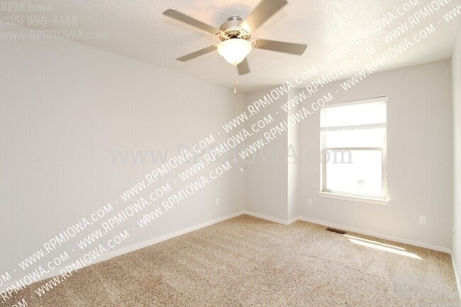 Building Photo - 216 NE Chalet Ln