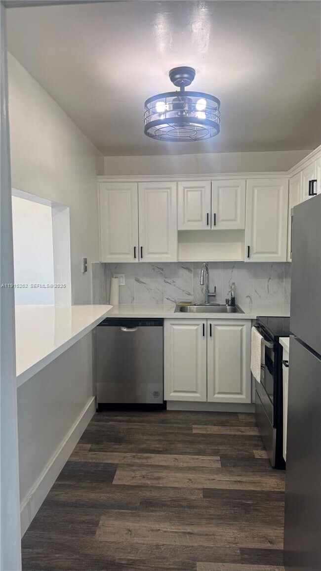 Building Photo - 4174 Inverrary Dr