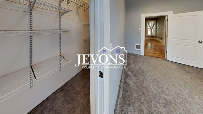 Building Photo - Charming 3-bedroom home with fenced backya...