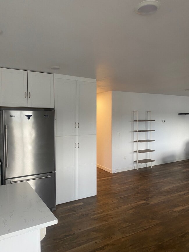 Building Photo - 305 Stedman St