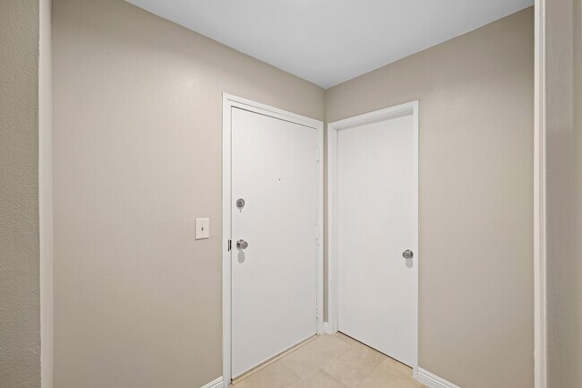 Building Photo - 10574 Sunland Blvd