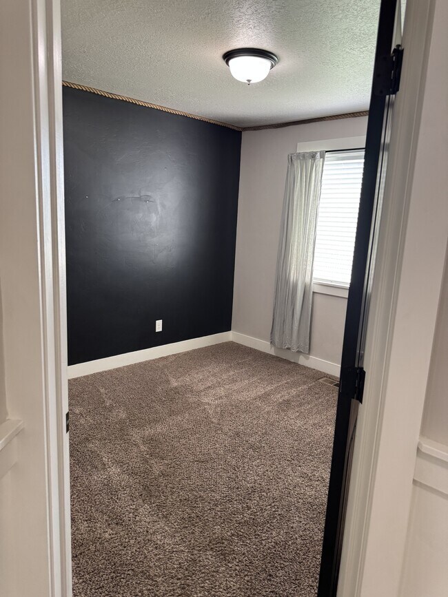 Building Photo - 890 W 110 S