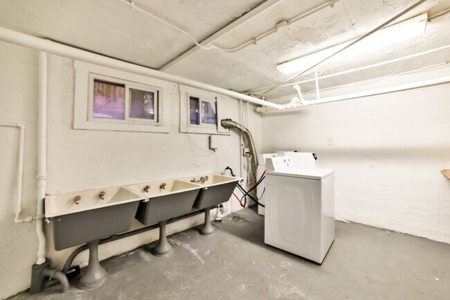 Building Photo - Top Floor Studio In Cap Hill Available NOW!
