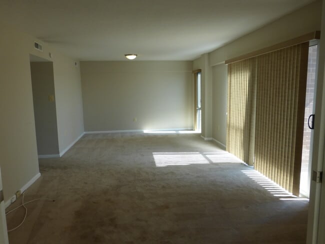 Living/Dining combo w/balcony - 1300 Army Navy Dr