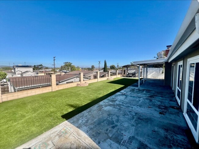 Building Photo - Welcome to this charming 3 bedroom, 2 bath...