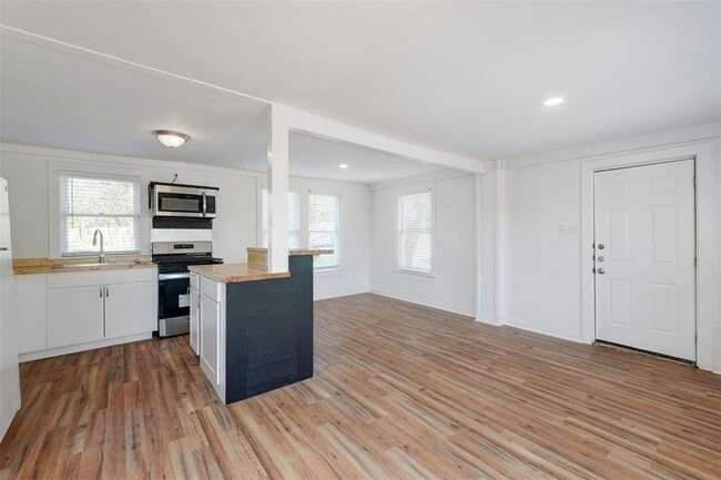 Building Photo - 1401 Windsor Rd