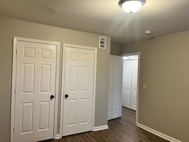 Building Photo - Two bedroom, 1.5 bath condo in High Point--Oakmont Condominiums