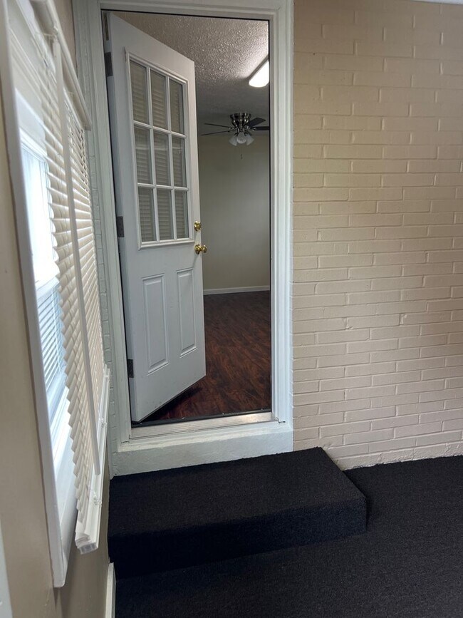 Building Photo - 926 N Ward Ave