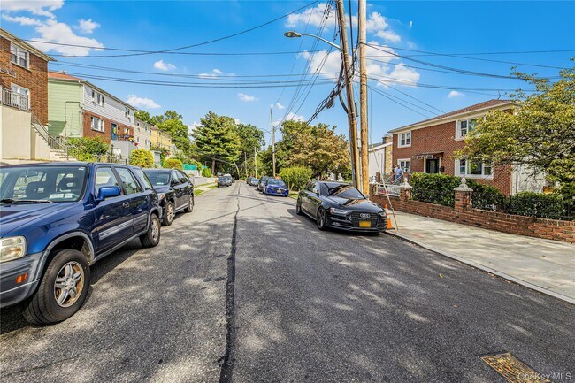 Building Photo - 2 Bryn Mawr Pl