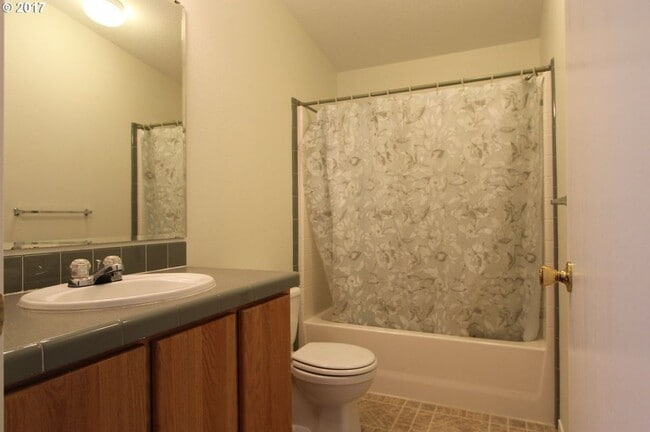 Building Photo - 3 Bedroom Home with Amazing Views