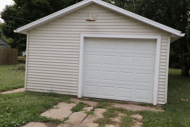 Building Photo - Beautiful 3 Bedroom Home on Goshen's West ...
