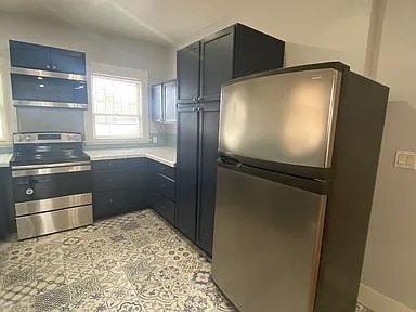 Building Photo - 322 N Cherry Ave