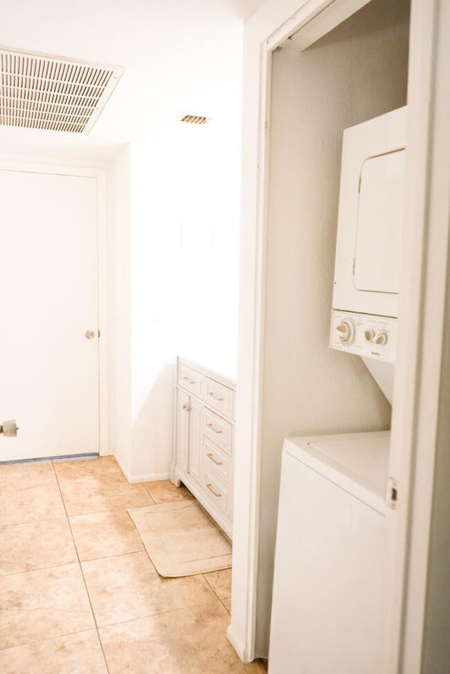 Building Photo - 11666 N 28th Dr